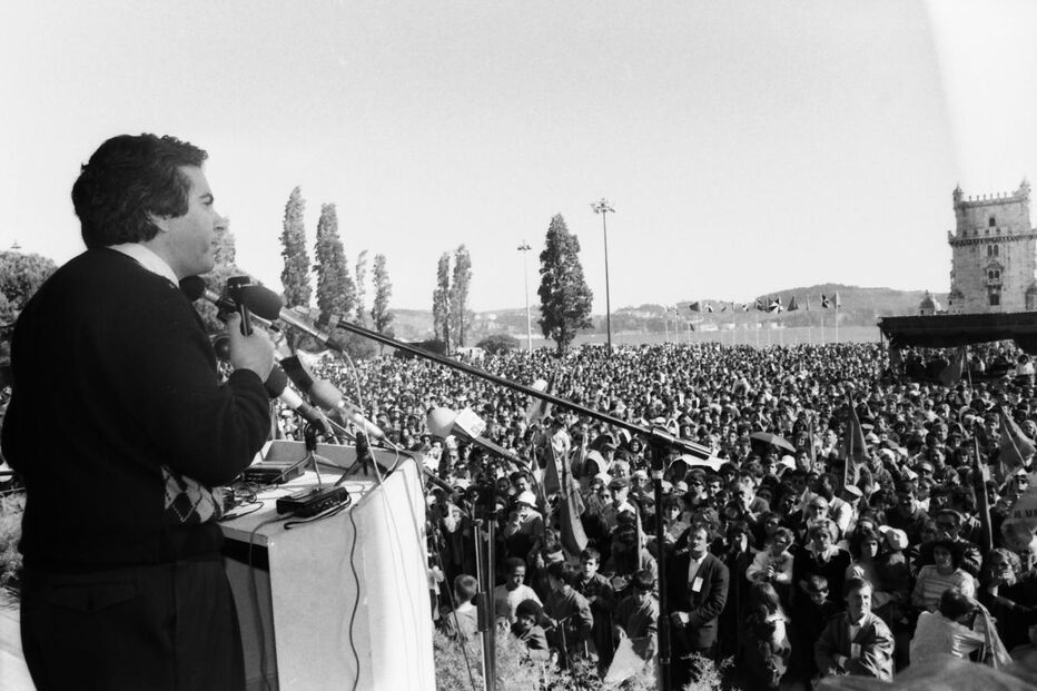 Torres Couto discursa para apoiantes junto à Torre de Belém
