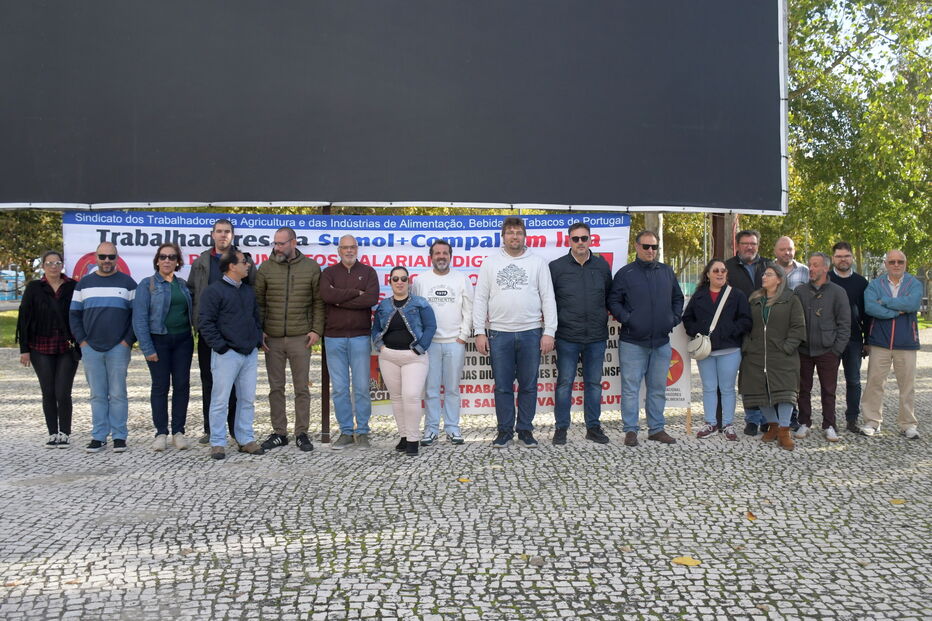 Trabalhadores da Simol+Compal exigem salários dignos