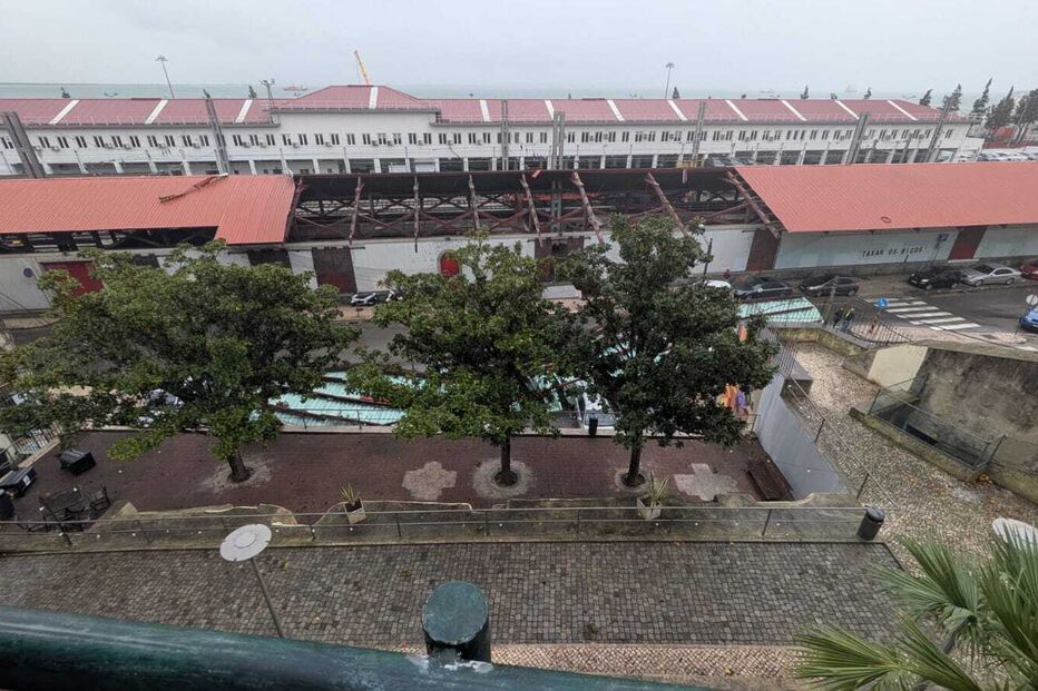 Telhado da estação de Santa Apolónia voa devido ao vento forte