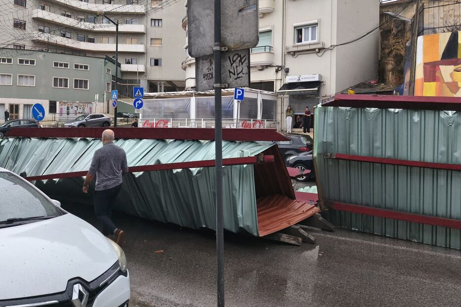 Telhado da estação de Santa Apolónia voa devido ao vento forte