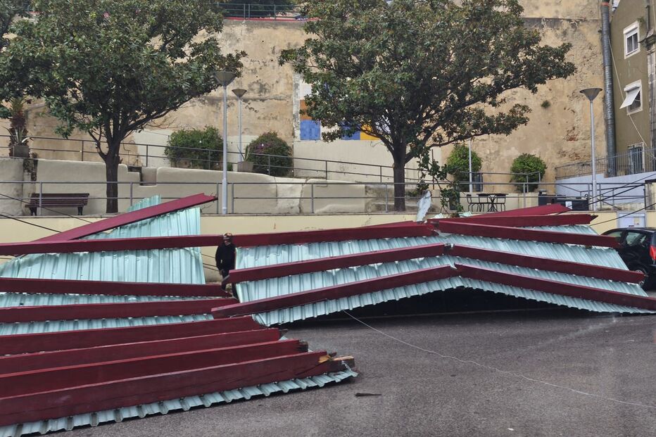 Telhado da estação de Santa Apolónia voa devido ao vento forte