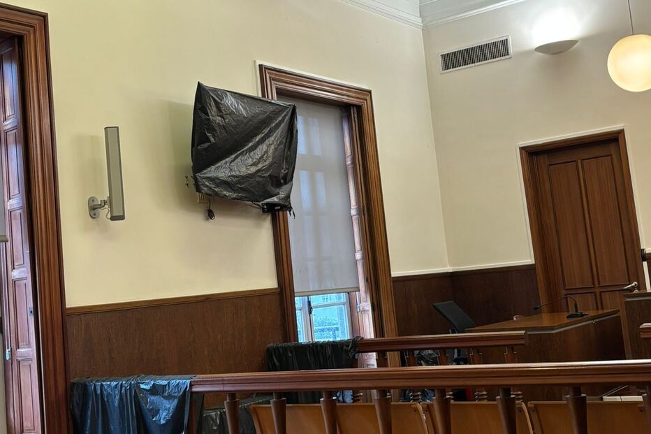 Julgamento de assalto a ourivesaria transferido para sala pequena em tribunal devido a infiltrações