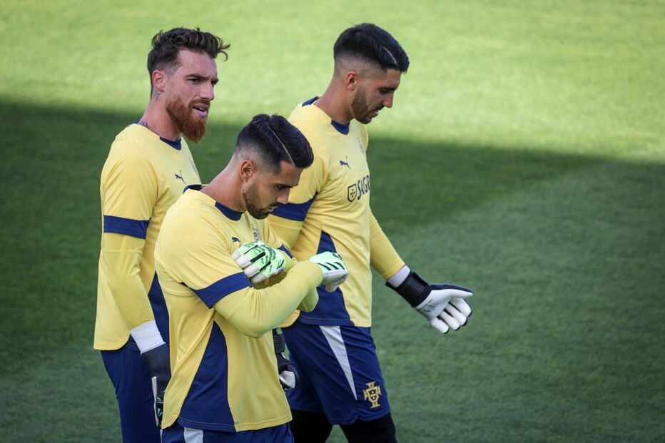 José Sá no treino da Seleção, ao lado de Rui Silva e Diogo Costa