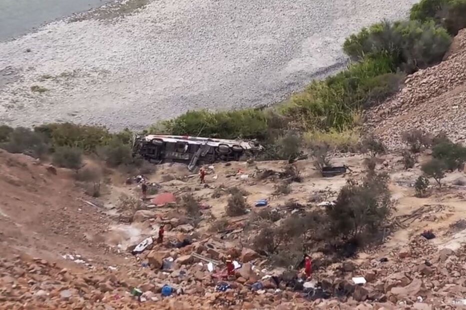 Autocarro cai numa ravina em Arequipa, no Peru, causando 38 mortos e 18 feridos