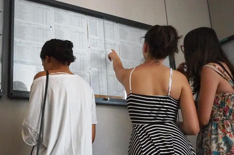 Alunos consultam resultados de exame de Português do 9.º ano