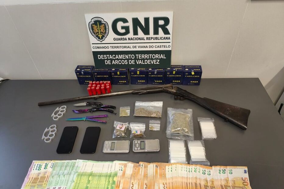 Dois jovens detidos por tráfico de estupefacientes e posse de armas proibidas