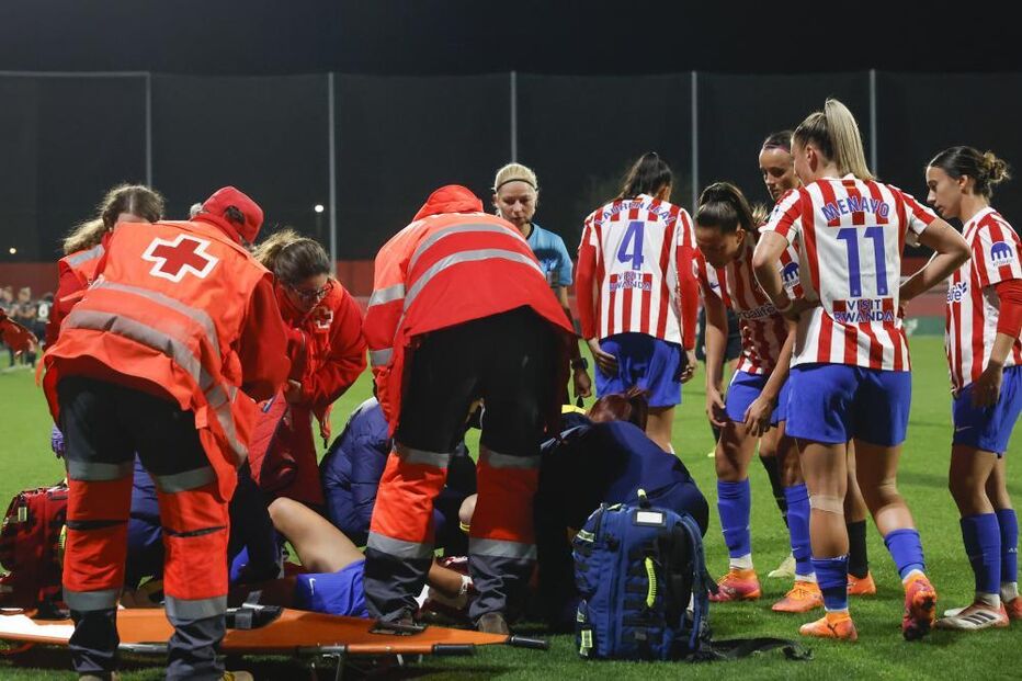 Futebolista recebe assistência médica em campo durante jogo