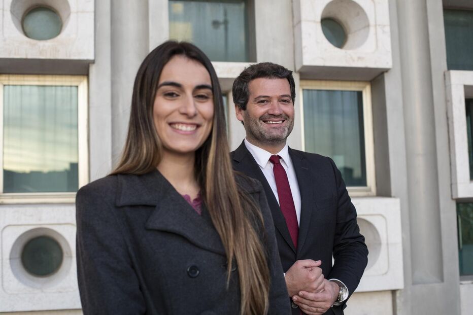 André Ventura e Rita Matias posam juntos para foto