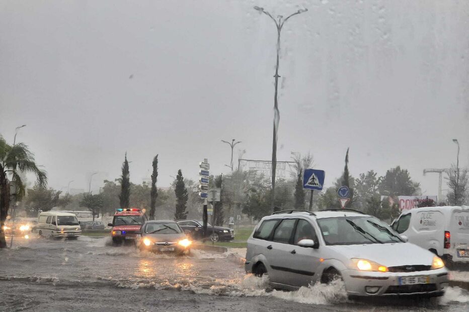 Faro: Rua de São Luís alagada devido às fortes chuvas