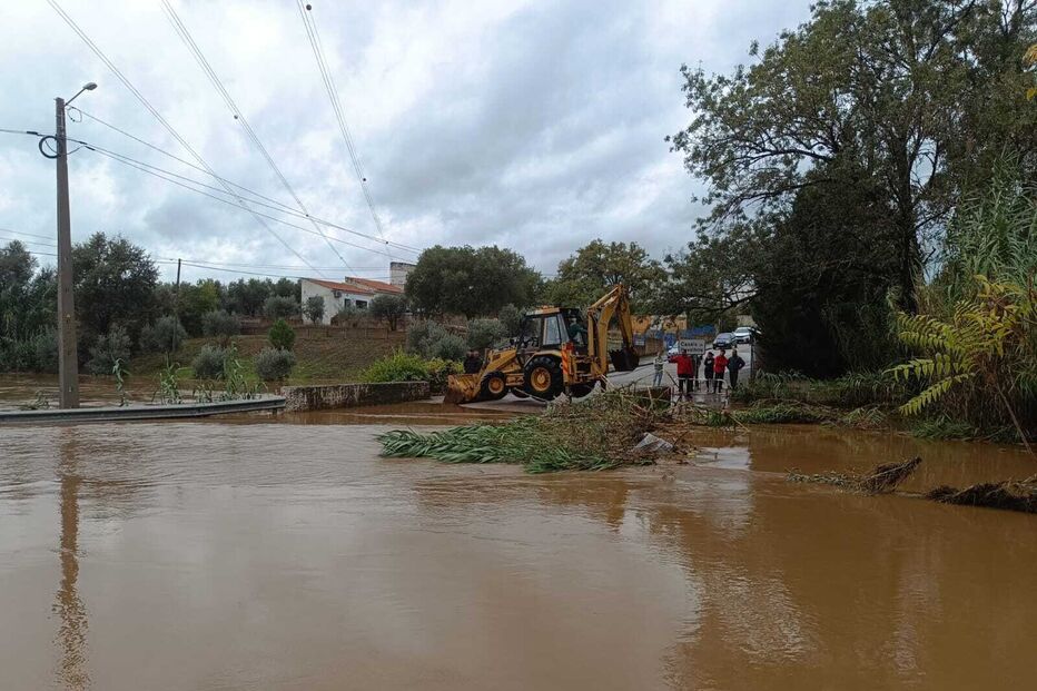 Cheias interrompem estradas e afetam populações