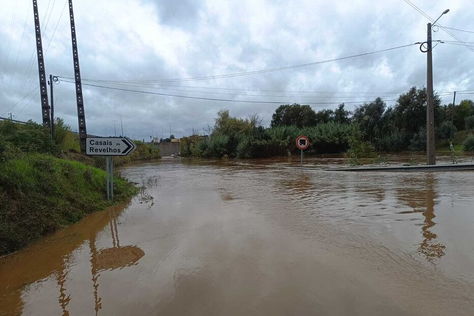 Estrada alagada perto de Casais de Revelhos, com sinalização de trânsito visível