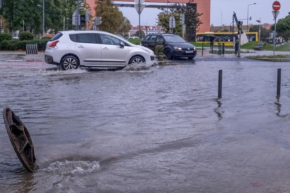 Estrada inundada devido ao mau tempo em Portugal