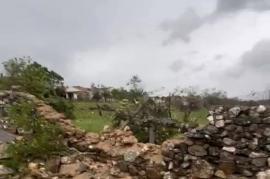 Desmoronamento de muro devida à chuva forte, em povoação rural
