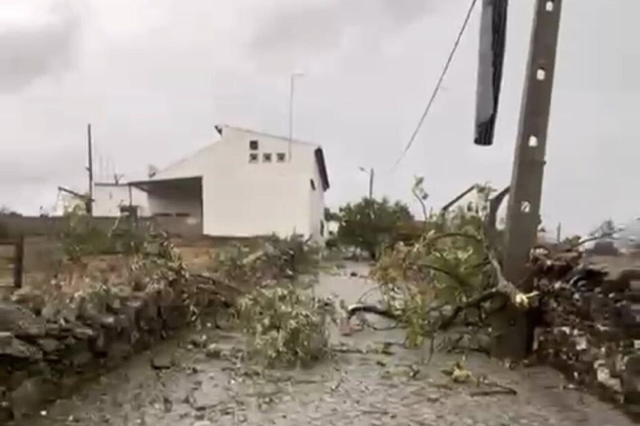Rua danificada após passagem de mau tempo em Portugal