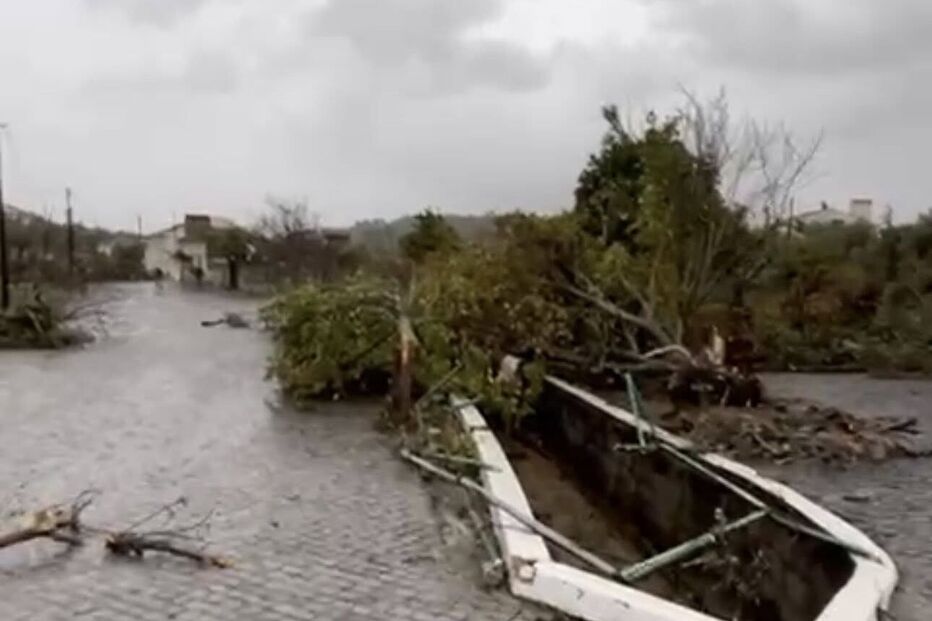 Rua alagada e com destroços após tempestade