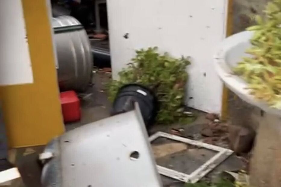 Estragos visíveis com loiça partida e vasos derrubados