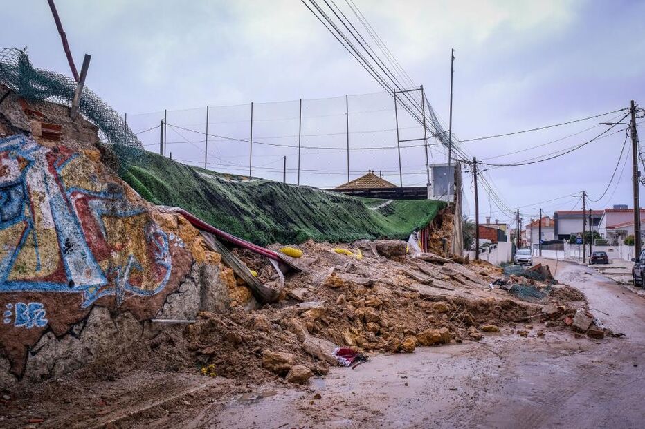 Deslizamento de terras bloqueia rua após mau tempo