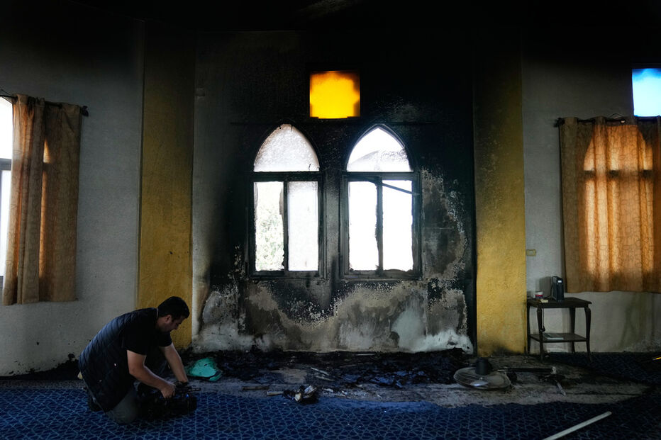 Cópias queimadas do Alcorão dentro de uma mesquita que foi incendiada e vandalizada por colonos israelitas durante a noite