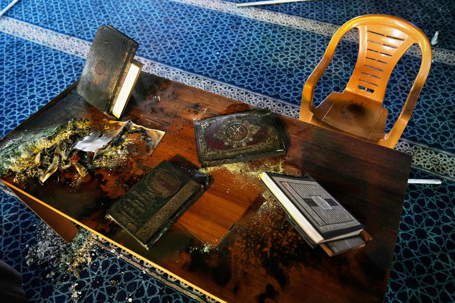 Cópias queimadas do Alcorão dentro de uma mesquita que foi incendiada e vandalizada por colonos israelitas durante a noite