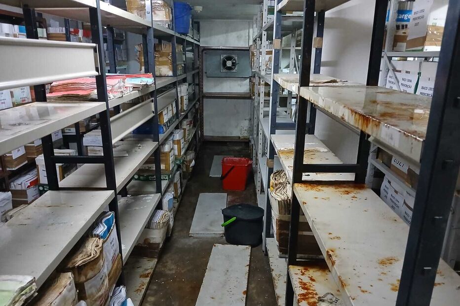 Arquivo mostra prateleiras com documentos e objetos