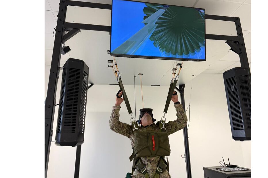 Militar treina salto de paraquedas com realidade virtual