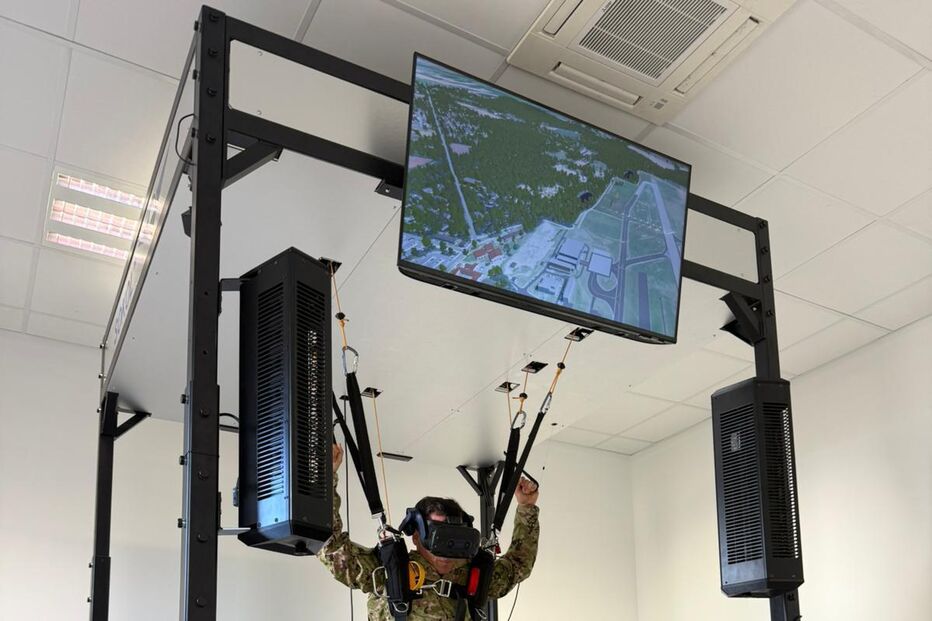 Militar treina salto em paraquedas com realidade virtual