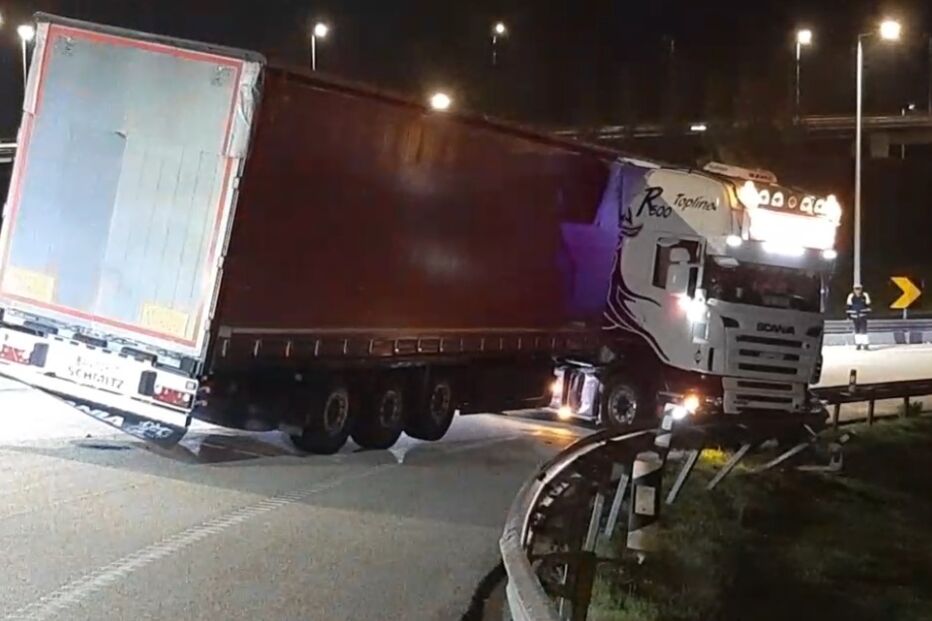 Camião despista-se na A1 em Coimbra, motorista ileso e trânsito condicionado