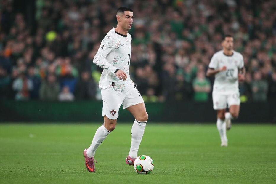 Cristiano Ronaldo joga contra a Irlanda em Dublin, no apuramento para o Mundial 2026