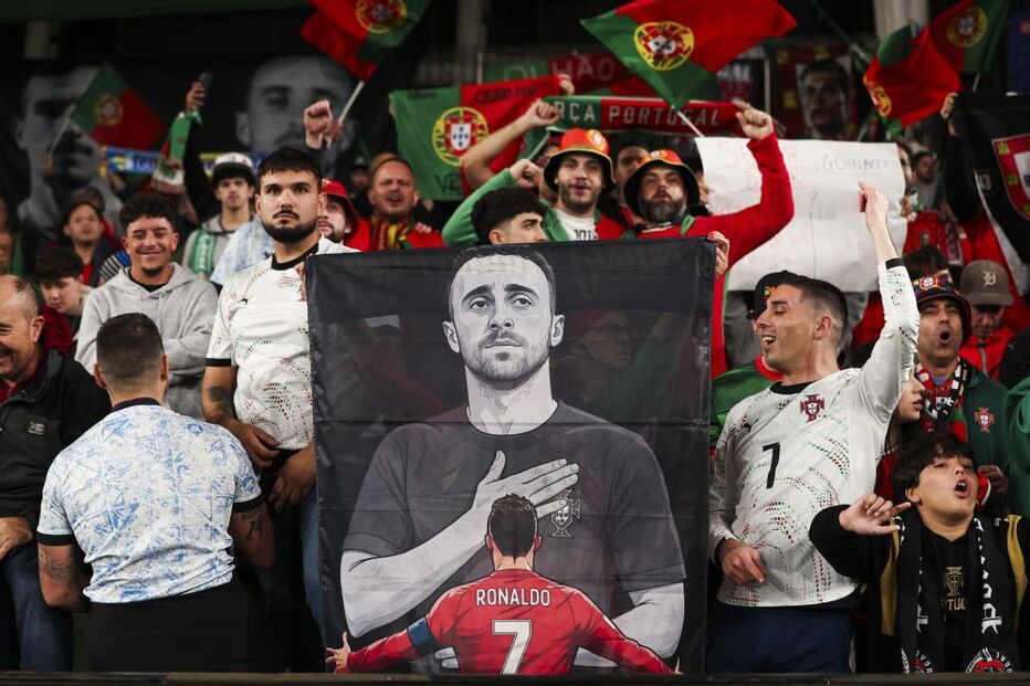 Adeptos apoiam Portugal em Dublin, na partida contra a Irlanda para o Mundial 2026.
