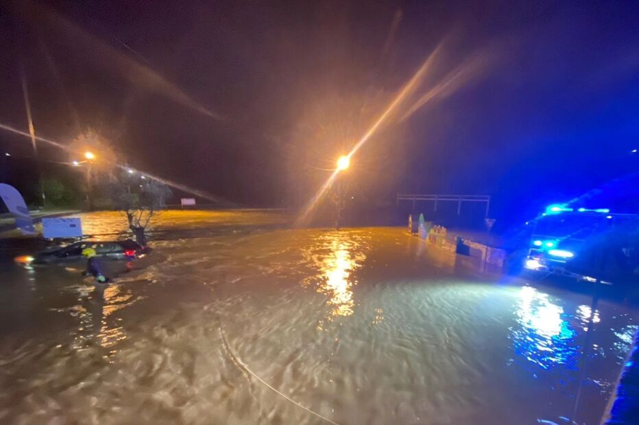 Bombeiros resgatam vítima de viatura na Ericeira devido a inundações.
