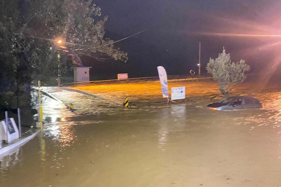 Bombeiros resgatam vítima de carro submerso na Ericeira.
