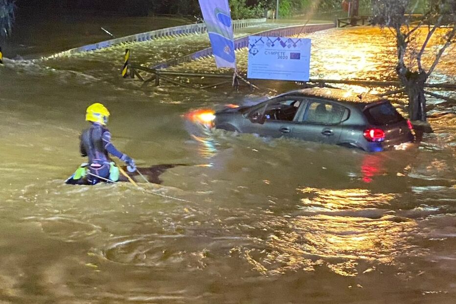 Bombeiros resgatam vítima presa em viatura na Ericeira devido a inundações