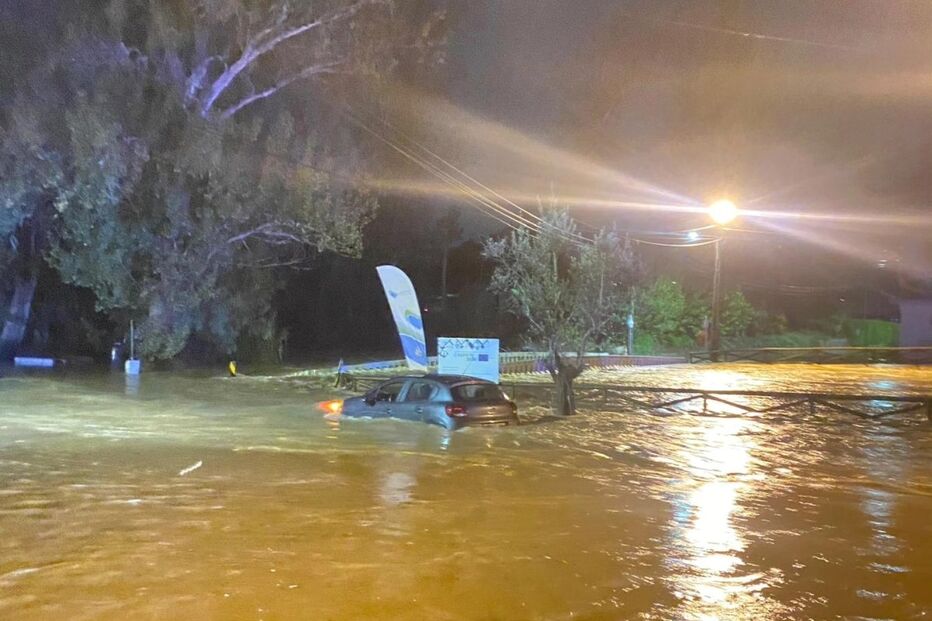 Bombeiros resgatam vítima na Ericeira, carro submerso