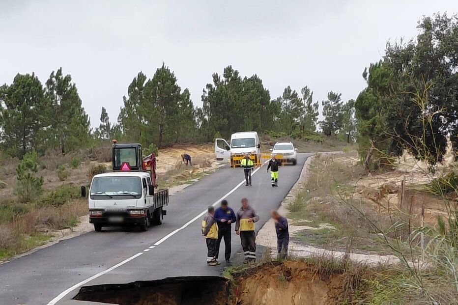 Estrada em Azeitão cortada devido a abatimento
