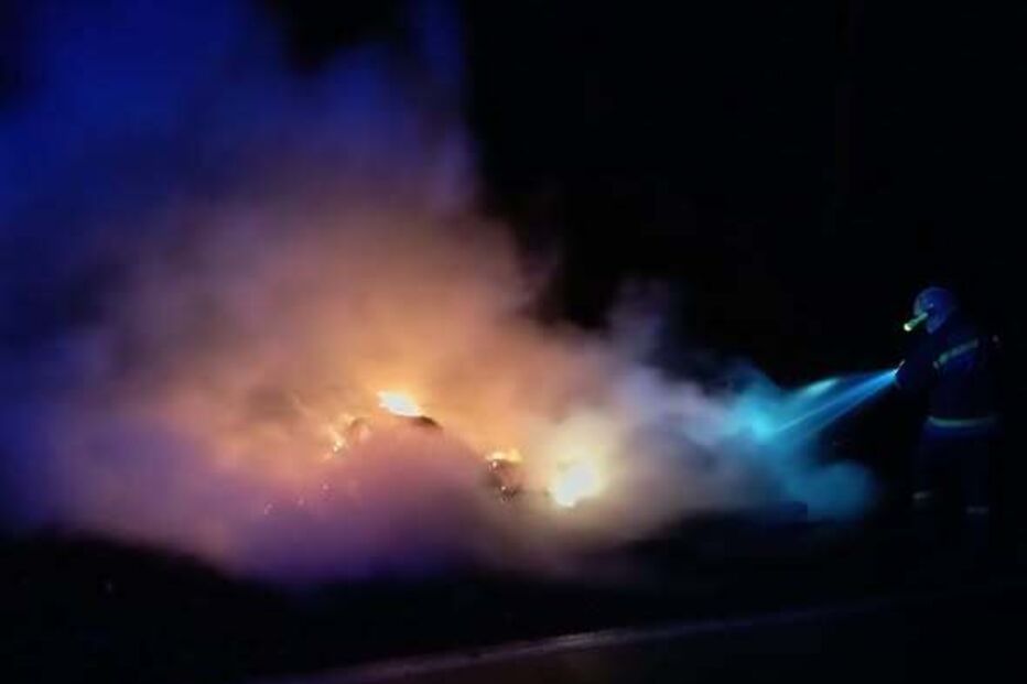 Bombeiro combate incêndio durante a noite