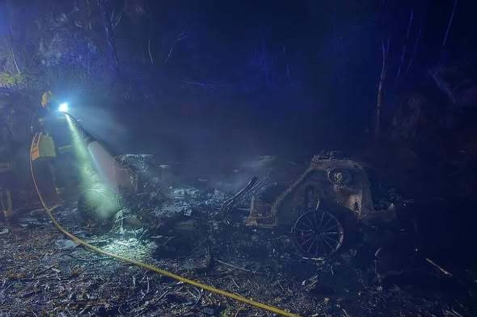 Bombeiros combatem incêndio em veículo durante a noite