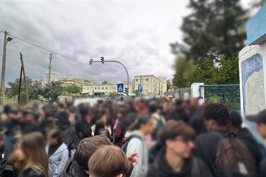 Manifestação de alunos encerra escola em São João da Talha
