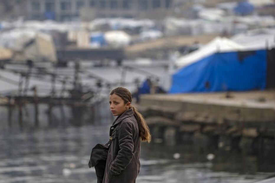 Em Gaza, menina observa a distância num campo de refugiados