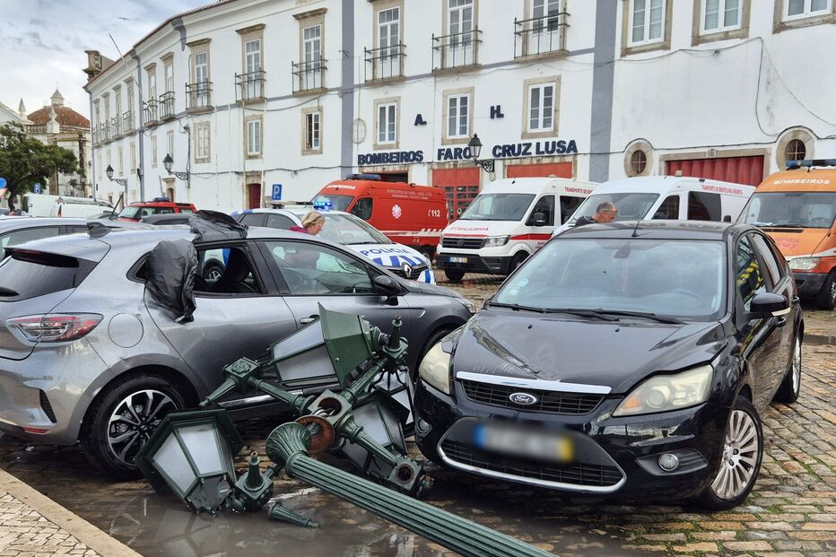 Faro: Vento extremo causa estragos, com queda de árvores e estruturas