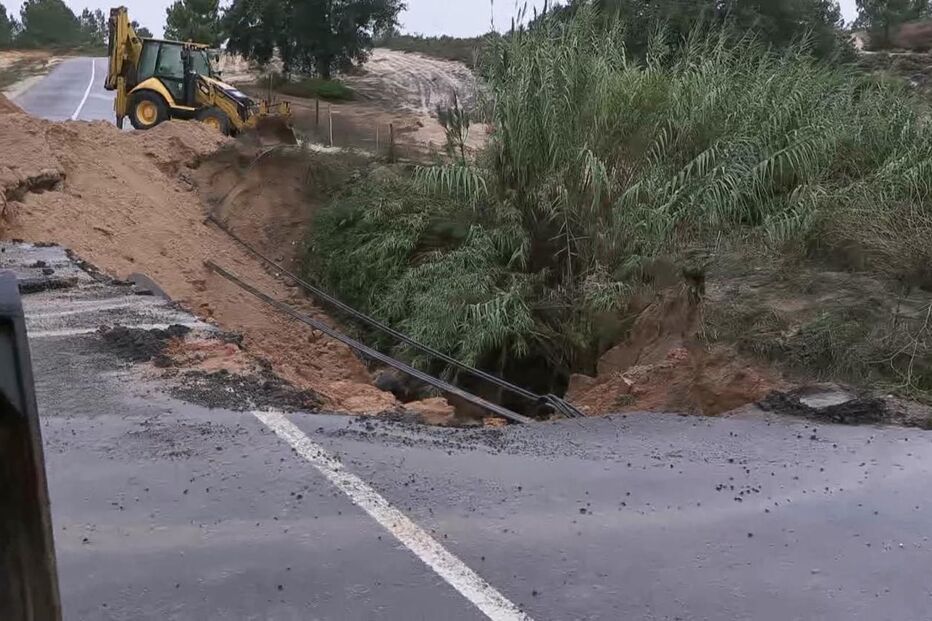 Deslizamento de terras corta estrada e cabos de fornecimento de energia a hospital de Azeitão
