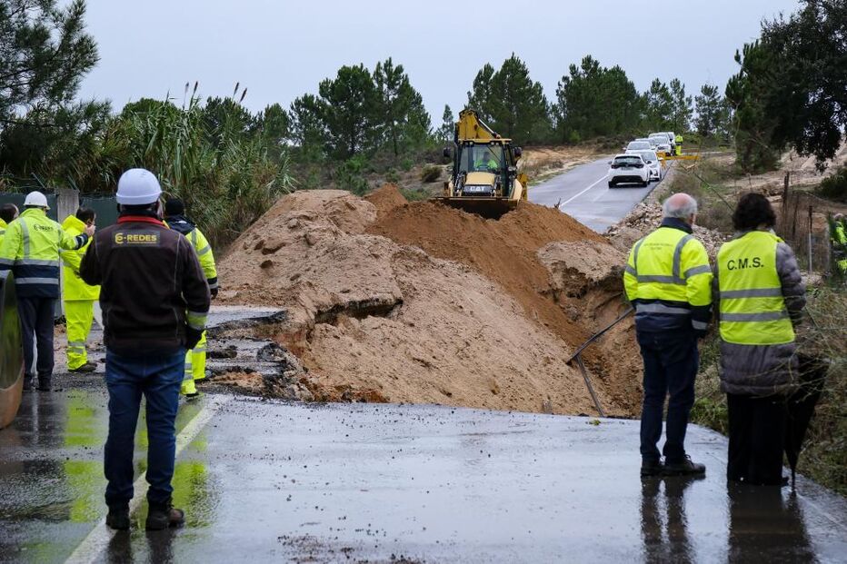 Deslizamento de terras corta estrada e cabos de fornecimento de energia a hospital de Azeitão