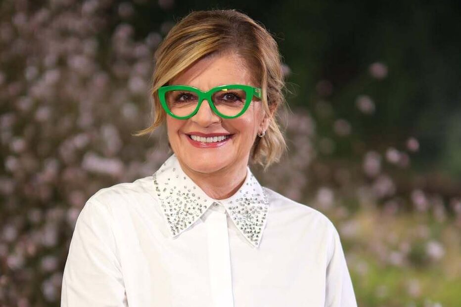 Júlia Pinheiro destaca-se com óculos de luxo no lançamento do novo programa.
