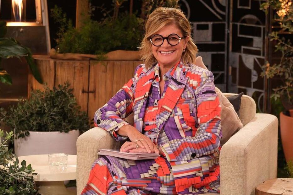 Júlia Pinheiro usa óculos de luxo em novo programa