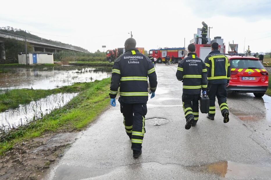 Equipas combatem derrame de combustível em Valados dos Frades, Nazaré