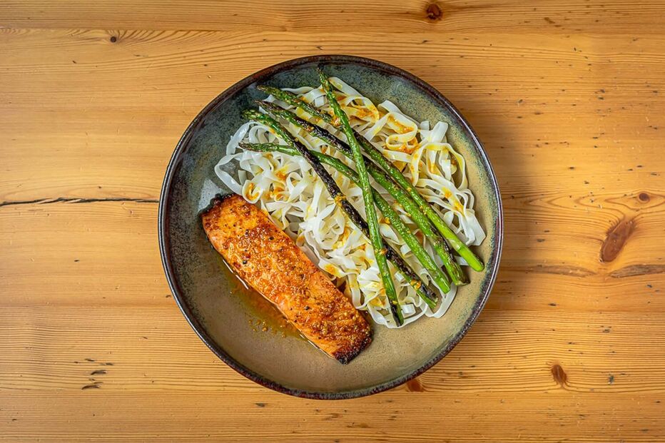 Local apresenta pratos com salmão, espargos e noodles para a nova estação