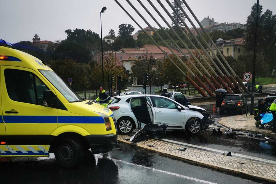 Acidente na Avenida Mouzinho de Albuquerque: colisão fere três pessoas