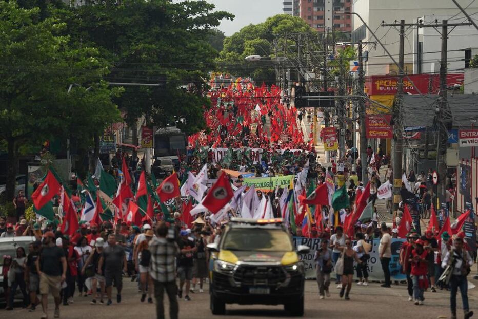 Ativistas e indígenas marcham em Belém (Brasil) por respostas climáticas na COP30