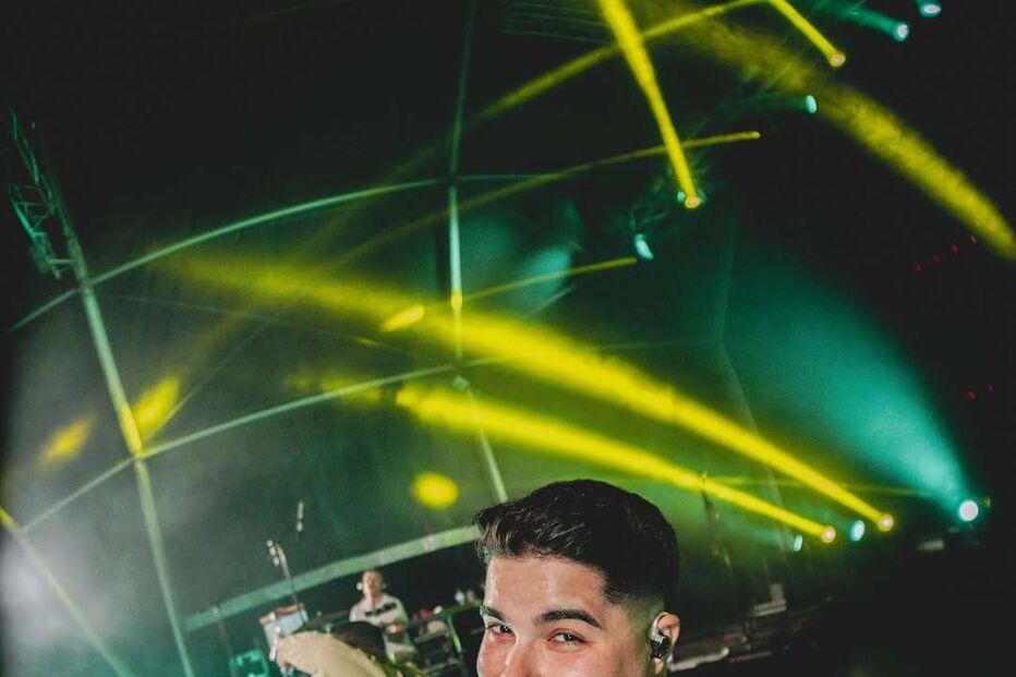 Cantor do grupo 'Os Vizinhos' descobre que é pai durante concerto no Alentejo.
