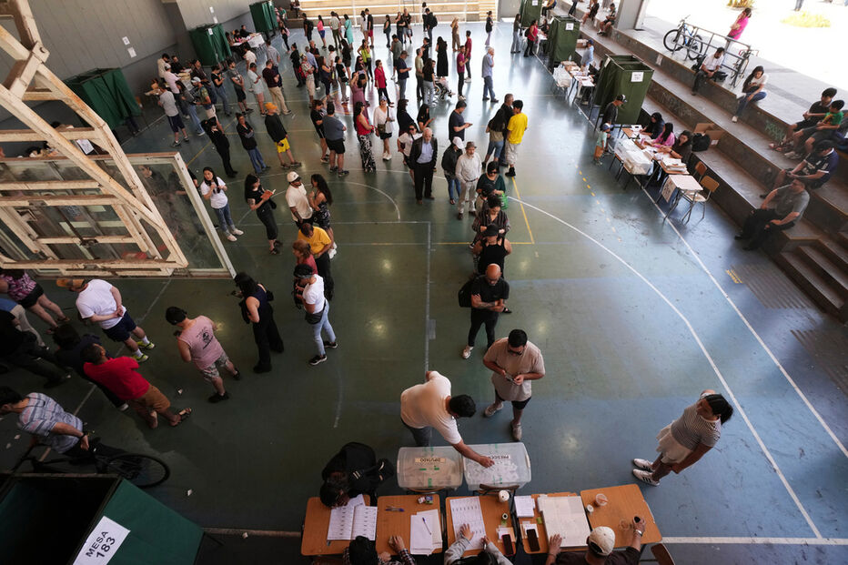 Eleições presidenciais no Chile marcadas por temas de segurança e imigração.
