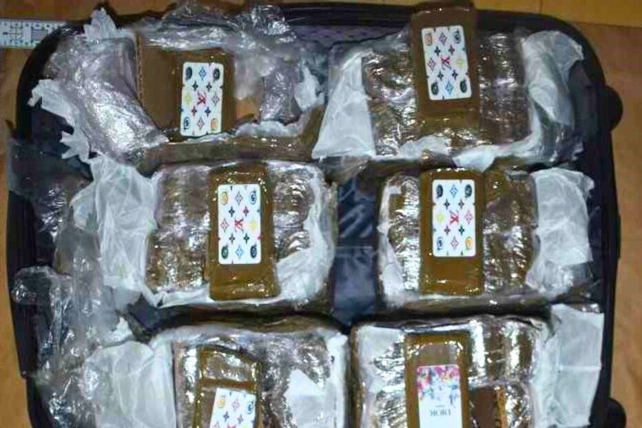 Homem detido em Carnide, Lisboa, com haxixe na mala de viagem e em casa